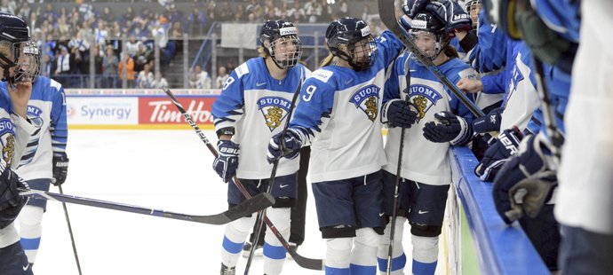 Finské hokejistky se radují ze vstřelené branky