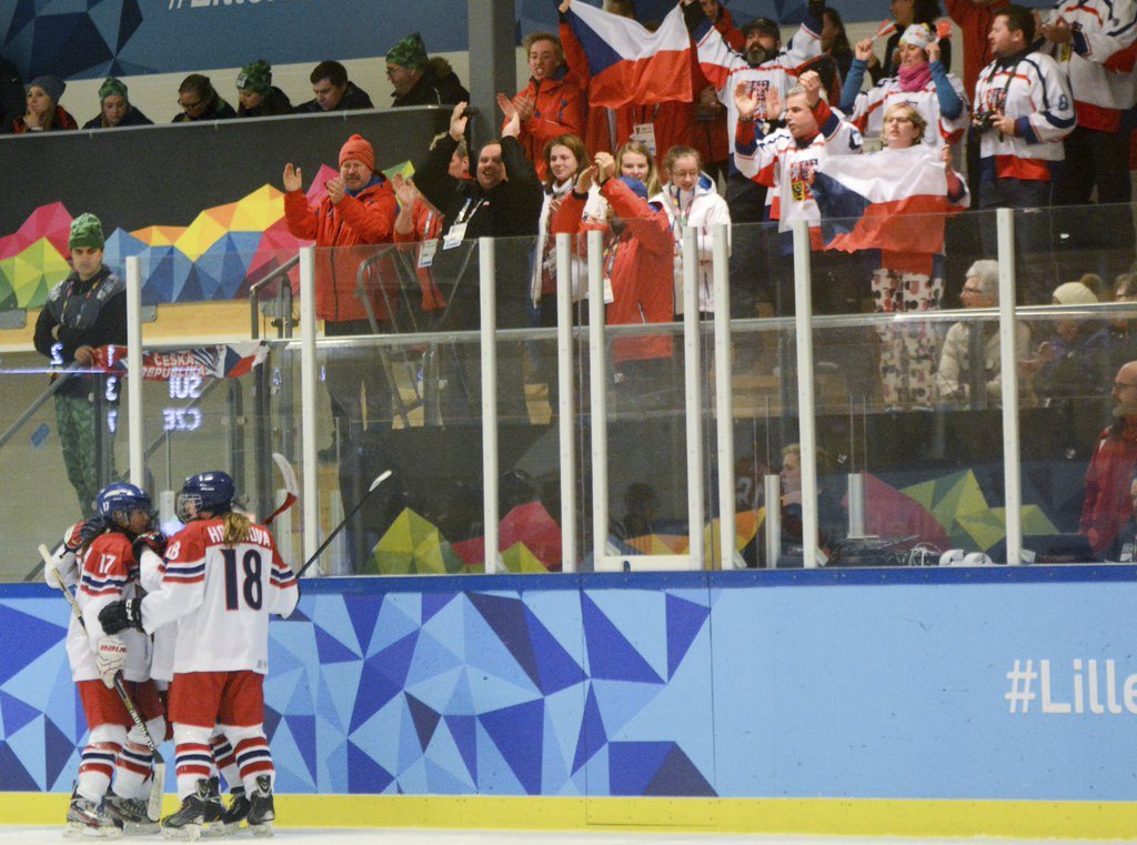 České hokejistky se svými fanoušky na olympiádě mládeže v Lillehammeru. Nakonec mladé Češky braly stříbrné medaile.