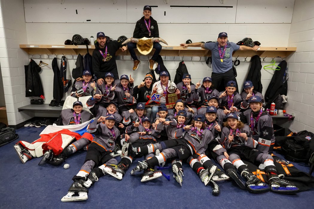 Kabina Czech Knights s trenérem Adamem Jonákem (nahoře) oslavuje triumf na turnaji Pee-Wee v Quebecu