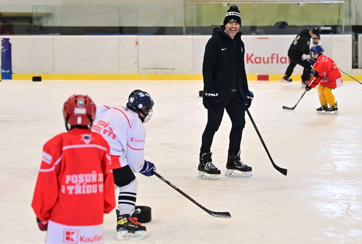 Jaromír Jágr sleduje dětské snažení v rámci Školy hokejových talentů