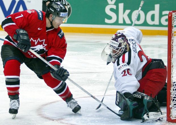 Brendan Morrison v dresu kanadské reprezentace na MS 2004 Brendan Morrison v dresu kanadské reprezentace na MS 2004