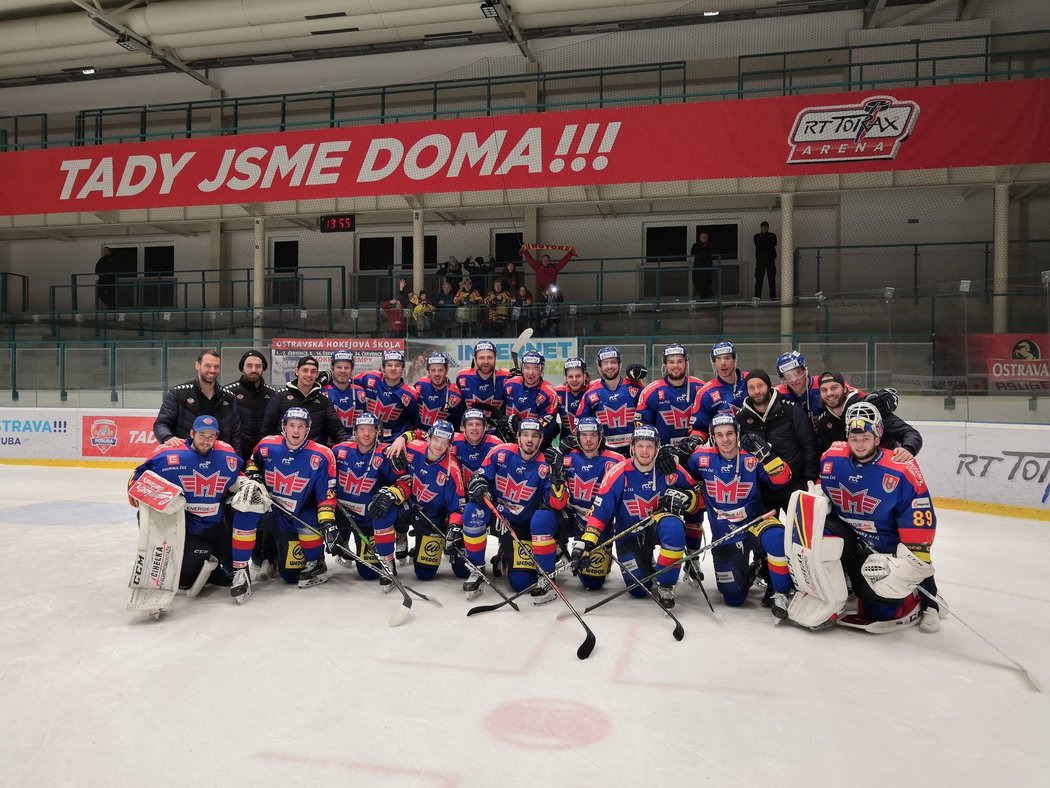 Hokejisté vedoucího Motoru České Budějovice vyhráli ve 21. kole nadstavby první hokejové ligy v Ostravě nad Porubou 8:1 a vytvořili se 135 body nový rekord soutěže. 