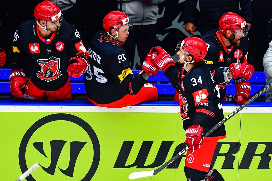 Zleva Jan Veselý, Nikita Ščerbak, Kevin Klíma a Radek Smoleňák oslavují gól v CHL