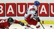 Kanadský hokejista Matt Dumba atakuje českého hráče Dominika SImona v utkání na MS hráčů do 20 let