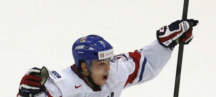 Čeští hokejisté se radují po senzační výhře nad Kanadou na MS hráčů do 20 let. Vyhráli po nájezdech 5:4. Vítězný gól obstaral Dominik Simon