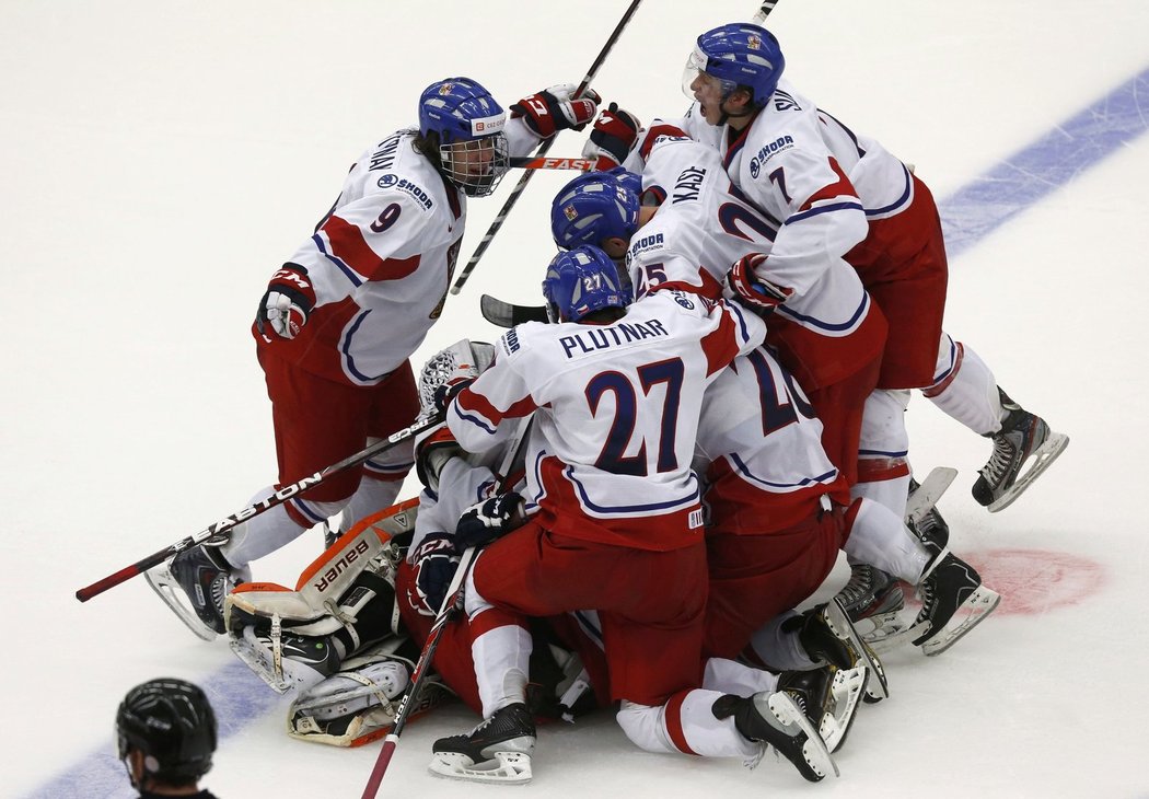 Čeští hokejisté se radují po senzační výhře nad Kanadou na MS hráčů do 20 let. Vyhráli po nájezdech 5:4