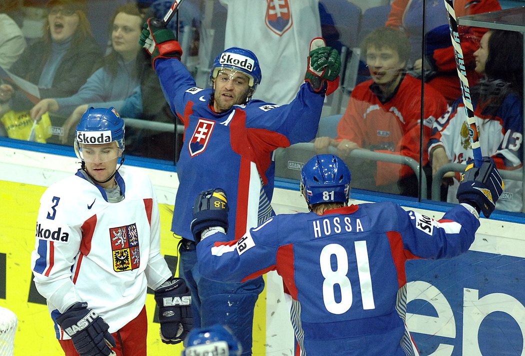 Radost slovenských hokejistů Demitry a Hossy