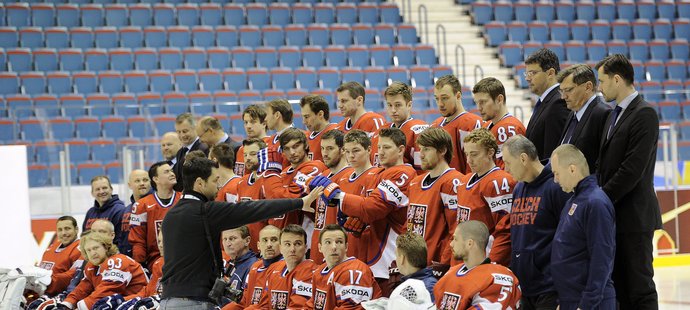 Česká hokejová reprezentace má za sebou na letošním MS oficiální fotografování. Pod taktovkou Slavomíra Lenera vše Češi zvládli v rekordním čase 2:41. Focení stihly i hvězdy Židlický s Plekancem, posily dostaly místo v první řadě