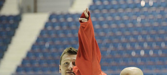 Útočník české hokejové reprezentace Jiří Tlustý se obléká do dresu před oficiálním focením týmu na MS 2013