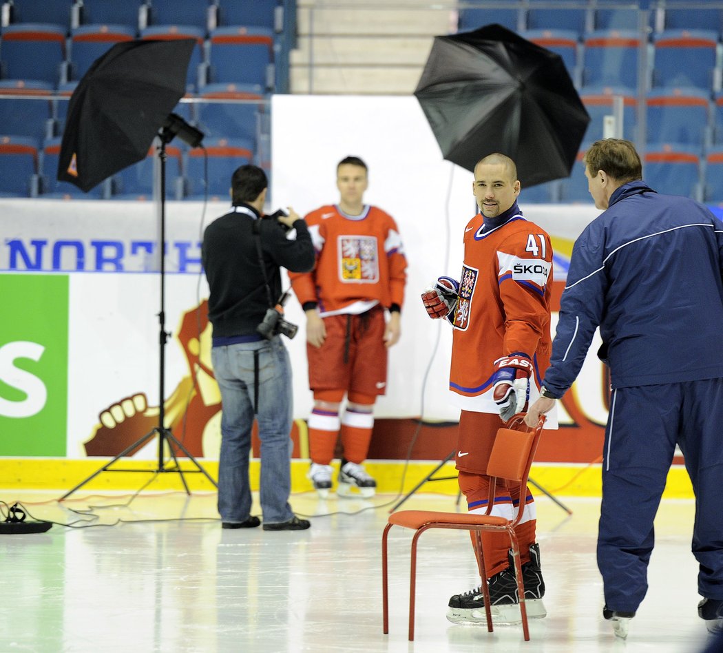 Česká hokejová reprezentace má za sebou na letošním MS oficiální fotografování. Češi zvládli v rekordním čase 2:41. Focení stihl i Tomáš Plekanec, posila ze zámoří dostala místo v první řadě