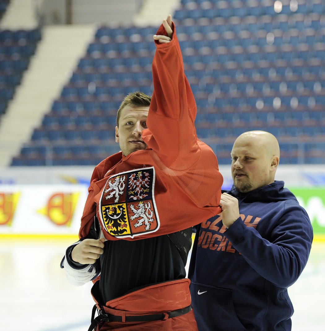 Útočník české hokejové reprezentace Jiří Tlustý se obléká do dresu před oficiálním focením týmu na MS 2013