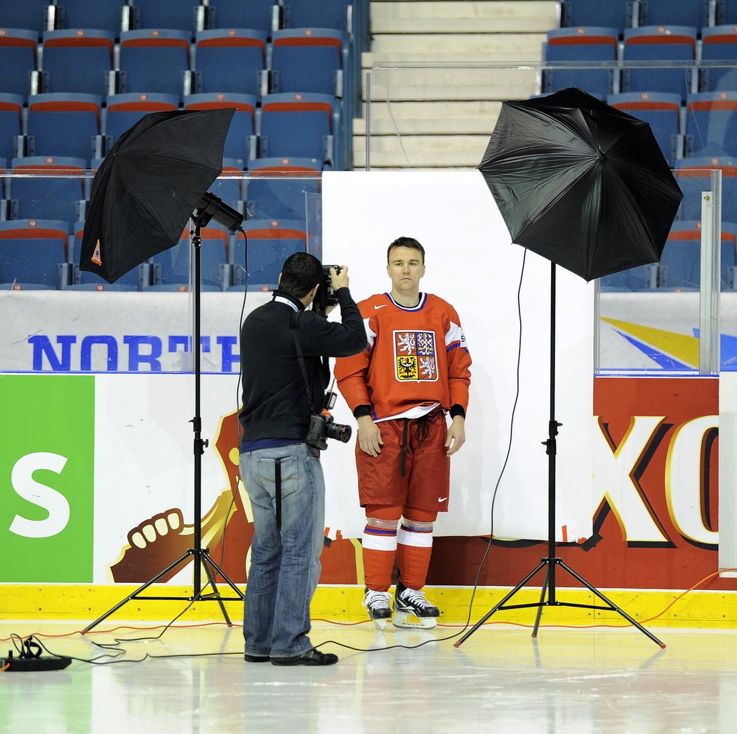 Česká hokejová reprezentace má za sebou na letošním MS oficiální fotografování. Focení stihl i Marek Židlický.