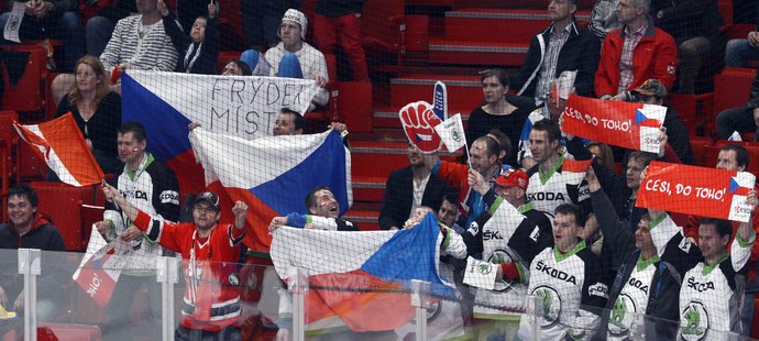 Čeští hokejisté předvedli proti Kanadě nejlepší výkon a fanoušci to ocenili. Radost z výhry však zažít nemohli...