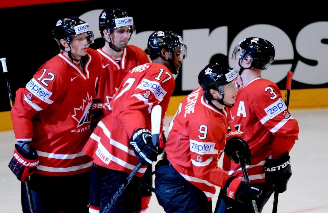 Kanadští hokejisté slaví úvodní branku utkání proti českému výběru