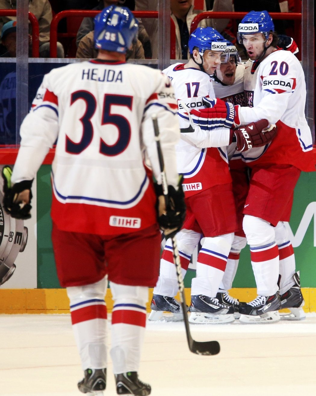 Čeští hokejisté proti Kanadě brzo srovnali na 1:1, nakonec však bodový zisk nezařídili a musí se spolehnout na výhru Švýcarska