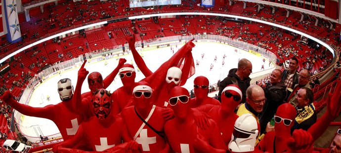 Pořádně ďábelští fanoušci dorazili do červené arény Globen ze Švýcarských Alp