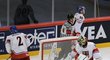 Český brankář Alexander Salák loví puk ze sítě potéí, co obdržel gól od hokejistů Švýcarska
