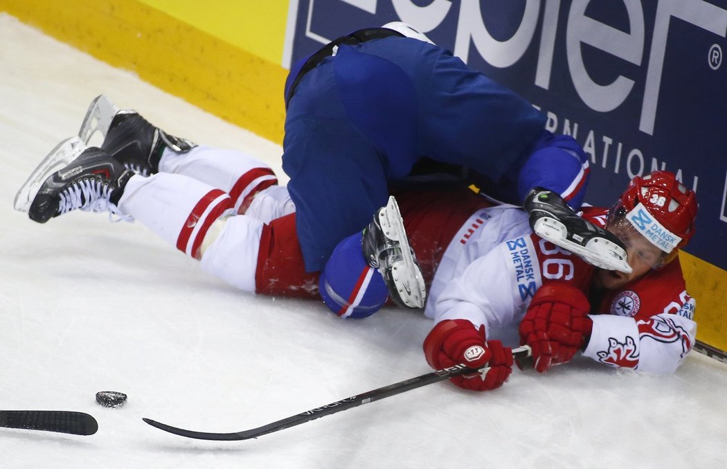 Pořádným karambolem skončil střet dánského hokejisty Jannika Hansena s reprezentantem Francie Nicolasem Beschem