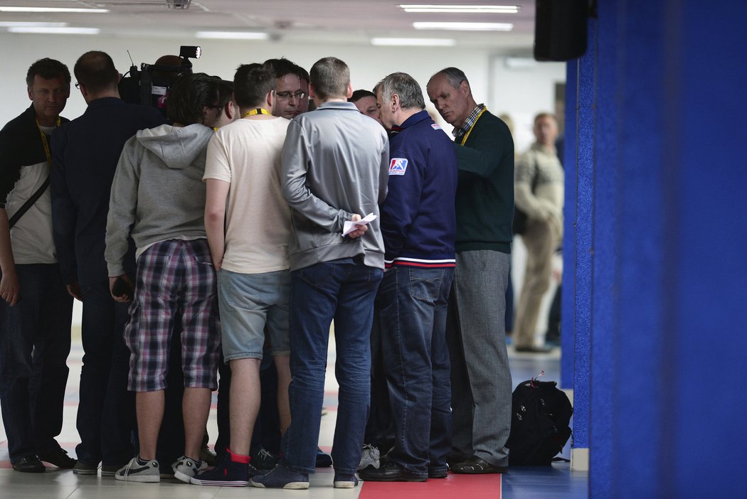 Trenér slovenské hokejové reprezentace Vladimír Vůjtek v obležení novinářů poté, co jeho tým ztratil šanci postoupit na MS do čtvrtfinále