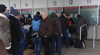 Lidé čekali na lístky na MS od 4 hodin: Web padal, raději mrzli