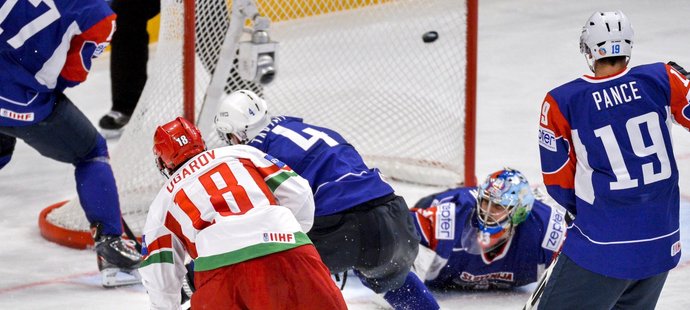 Hokejisté Běloruska odčinili na mistrovství světa úvodní porážku s českým týmem a zdolali Slovinsko 4:3. Připsali si tak první body na šampionátu, Slovinci na ně dál čekají. Vyrovnaný duel rozhodl svou trefou z 56. minuty útočník Alexej Ugarov.