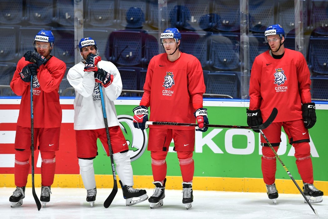 Tomáš Zohorna, Michal Řepík, Dmitrij Jaškin, Radek Faksa na tréninku českého hokejového týmu před utkáním na MS s Lotyšskem v Bratislavě