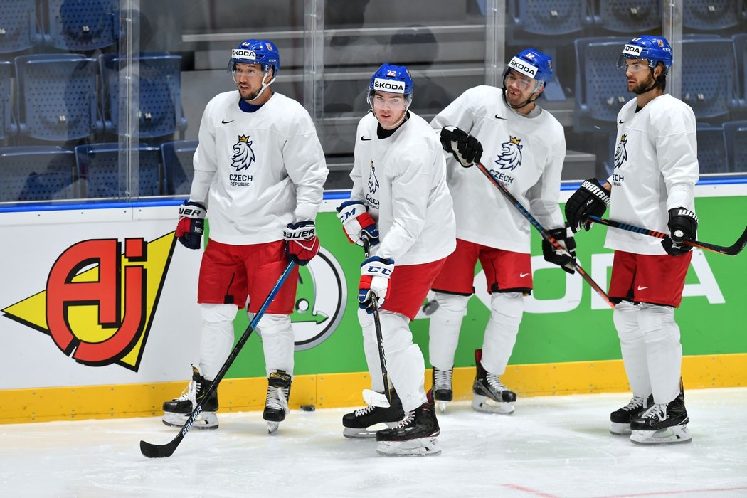 Jan Kovář, Filip Chytil, Dominik Simon, Michael Frolík se na českém rozbruslení chystají na utkání s Lotyšskem