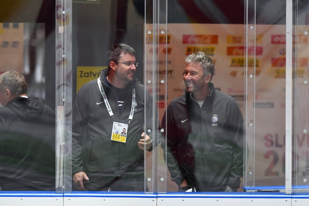 Manažer české hokejové reprezentace Petr Nedvěd (vpravo) na rozbruslení českého národního týmu před zápasem s Lotyšskem