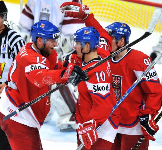 Červenka přijímá gratulace ke gólu Červenka přijímá gratulace ke gólu