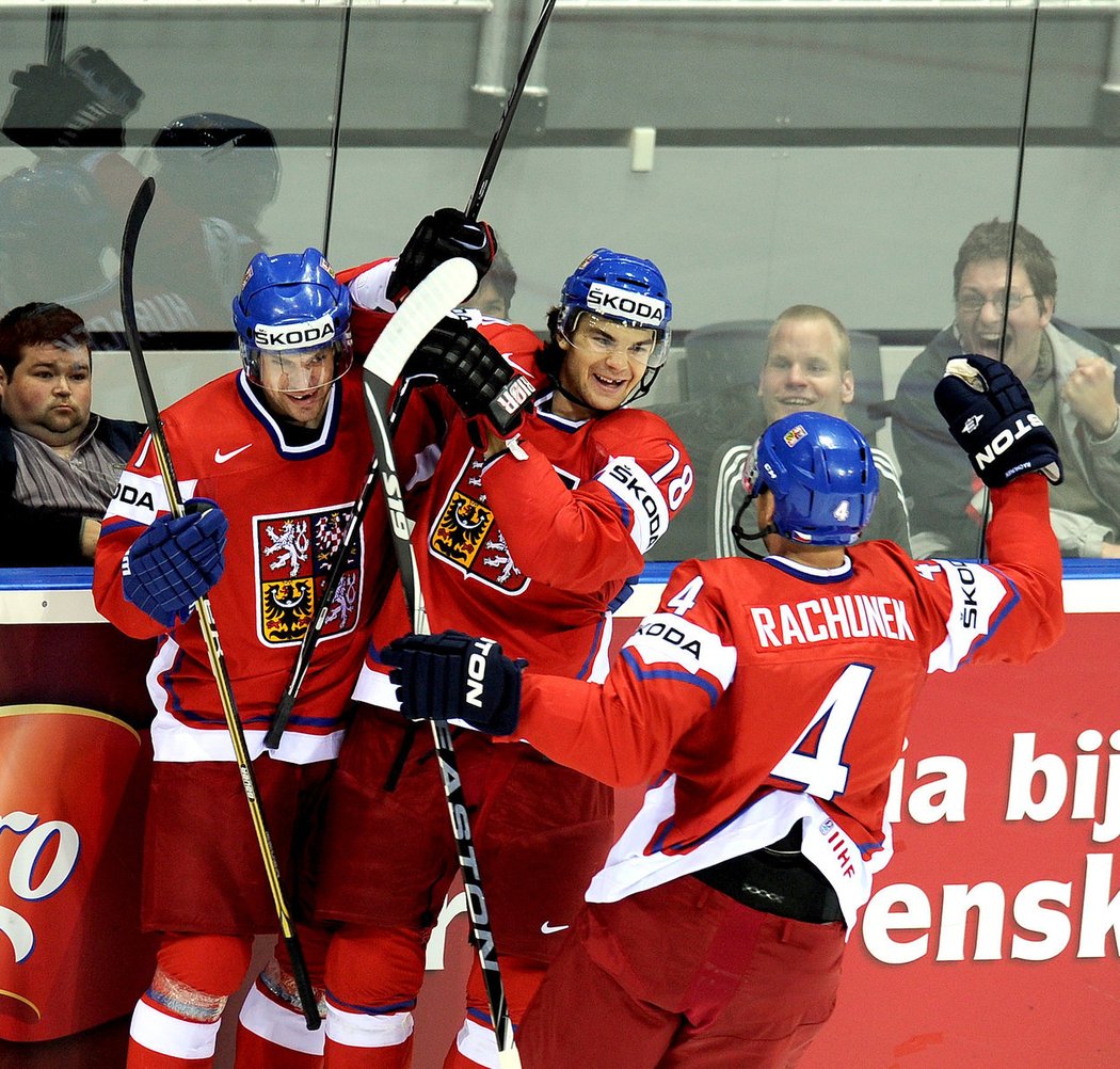 Michael Frolík (uprostřed) se raduje z prvního gólu českého týmu