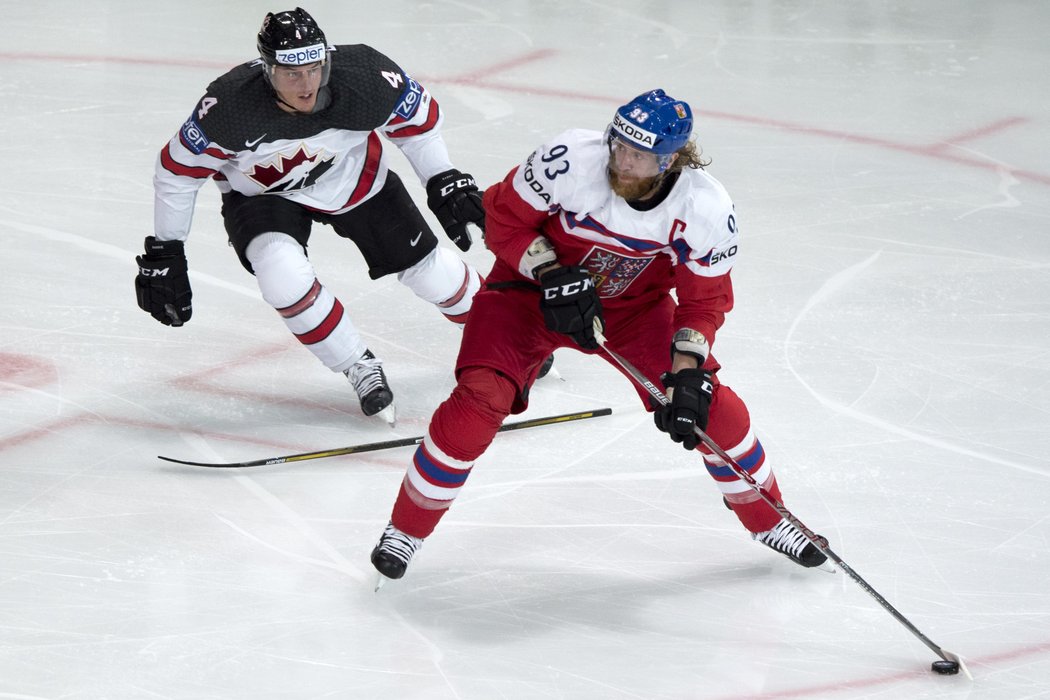 Zleva Tyson Barrie z Kanady a český reprezentant Jakub Voráček