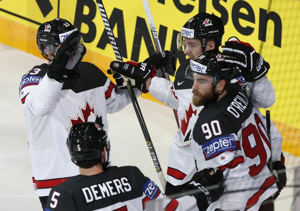 Hokejisté Kanady oslavují gól do české sítě