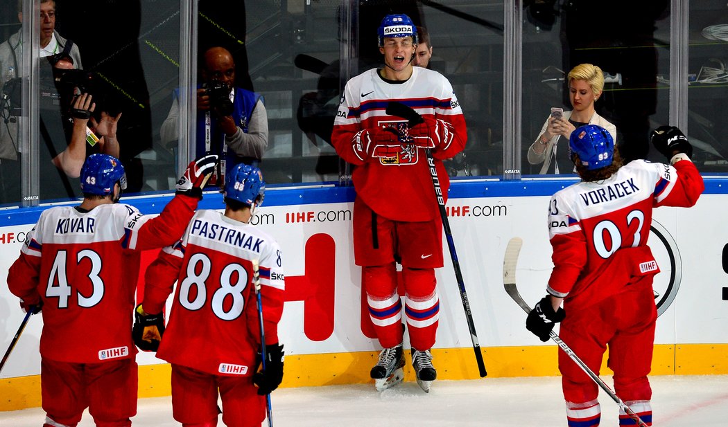 Hokejisté se radují z jediného gólu do sítě Kanady