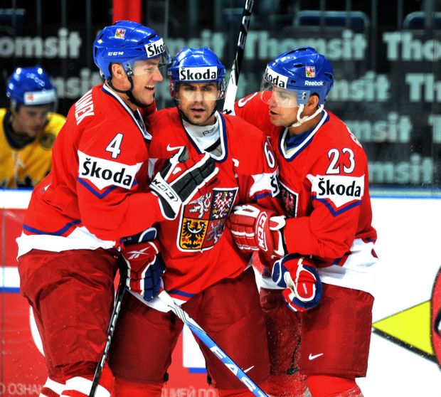 Střelci první branky Tomáši Rolinkovi gratulují obránci Gřegořek s Rolinkem Střelci první branky Tomáši Rolinkovi gratulují obránci Gřegořek s Rolinkem