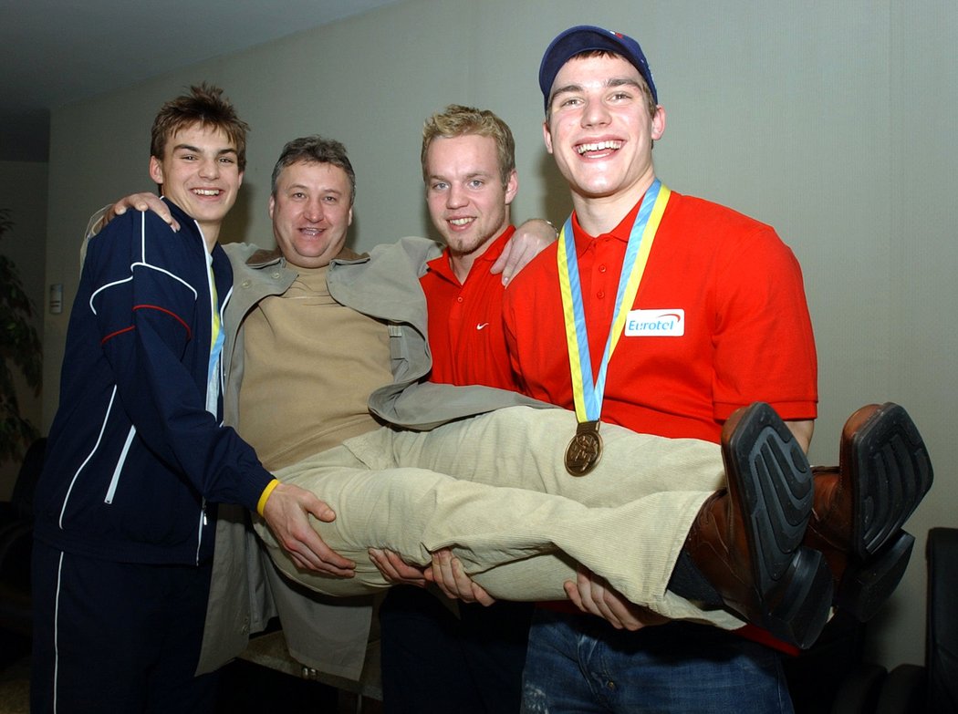 Michael Frolík, Zbyněk Hrdel a Rostislav Olesz se svým agentem Josefem Machalou po příletu z MS do dvaceti let 2005, kde Češi získali bronzové medaile...