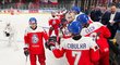 Čeští hokejisté do 20 let se radují z gólu proti Švýcarsku