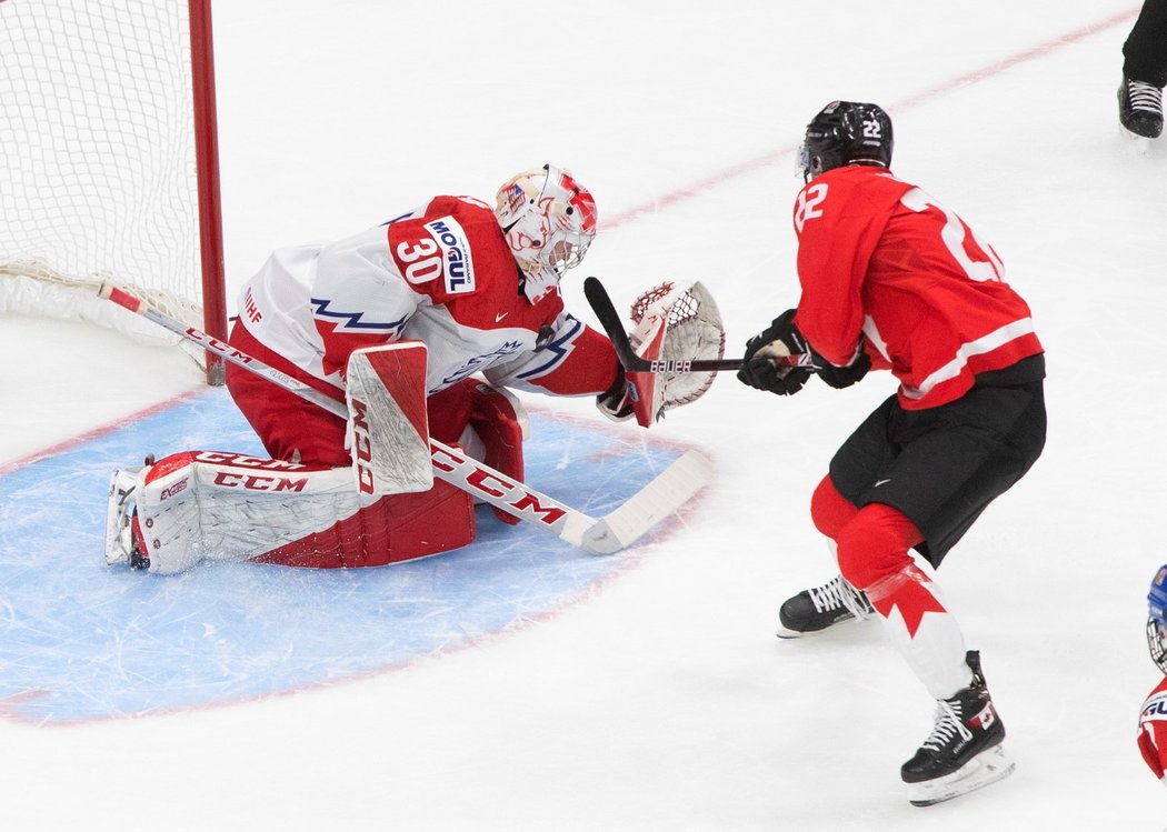 Dylan Cozens střílí gól českému brankáři Nicku Malíkovi