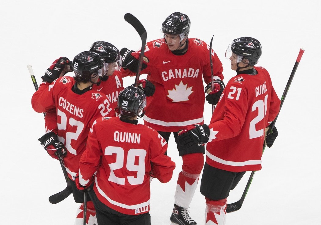 Kanaďané slaví branku proti Česku na mistrovství světa do 20 let v roce 2021