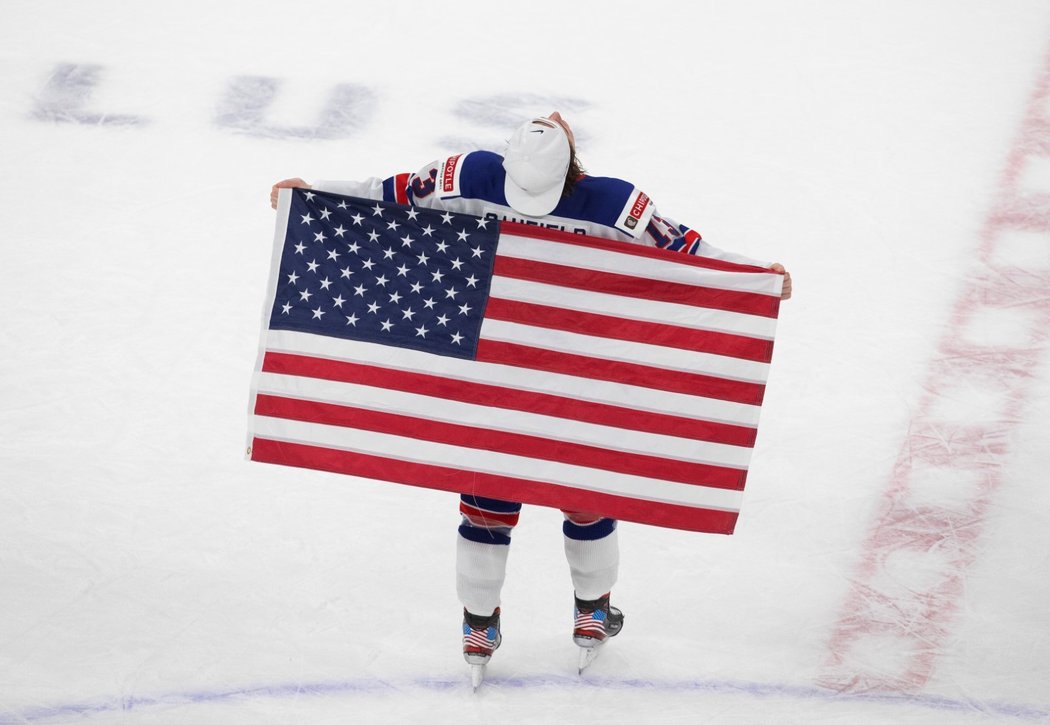 Hokejisté Spojených států amerických slaví titul na šampionátu do 20 let