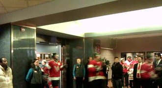 VIDEO: Kanadští hokejisté nastupují na led kolem baru plného fandů