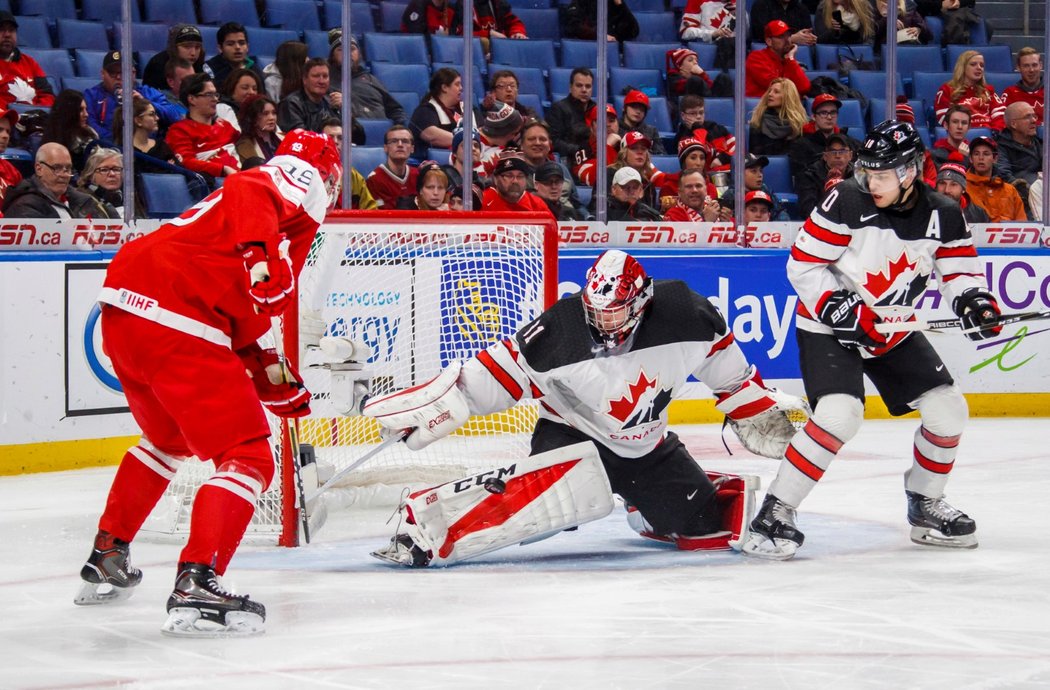 Kanadský brankář Carter Hart zasahuje