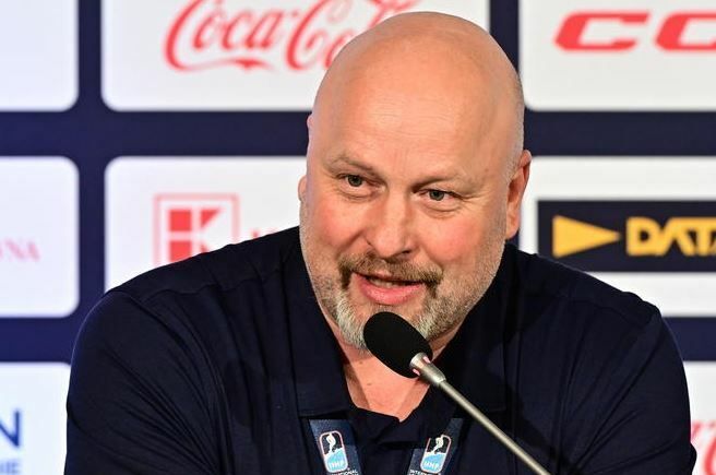 Trenér české dvacítky Patrik Augusta na tiskové konferenci