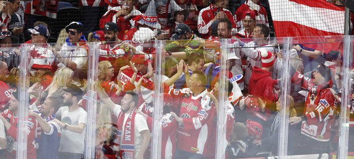 Rakouští a čeští fanoušci se na stadionu v Kodani spojili na tribuně při utkání proti Rusku