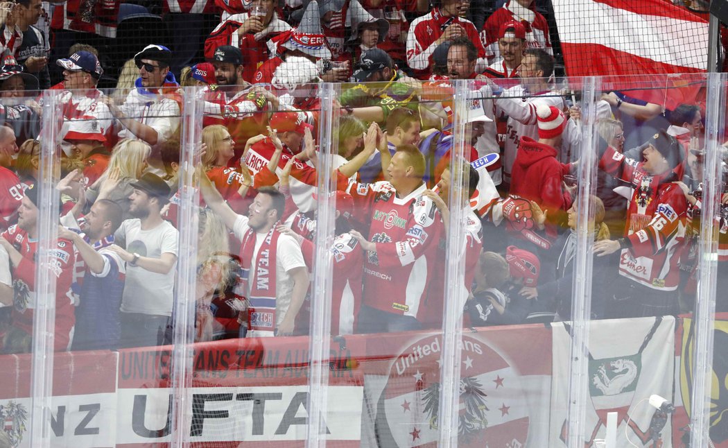 Rakouští a čeští fanoušci se na stadionu v Kodani spojili na tribuně při utkání proti Rusku