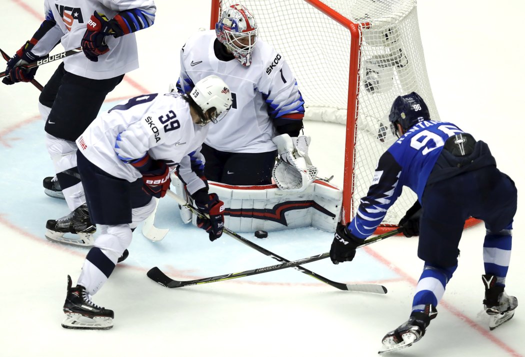 Keith Kinkaid zasahuje, šikovný mladík Mikko Rantanen neuspěl