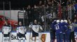 Hokejisté Francie oslavují gól do sítě Finska