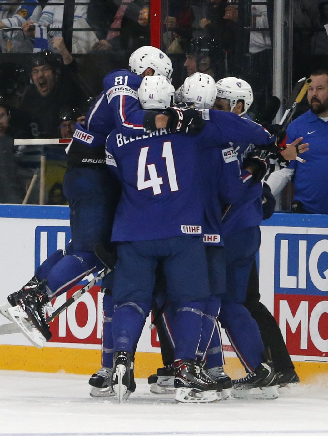 Hokejisté Francie oslavují gól do sítě Finska