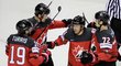 Hokejisté Kanady se radují ze vstřelené branky proti Německu