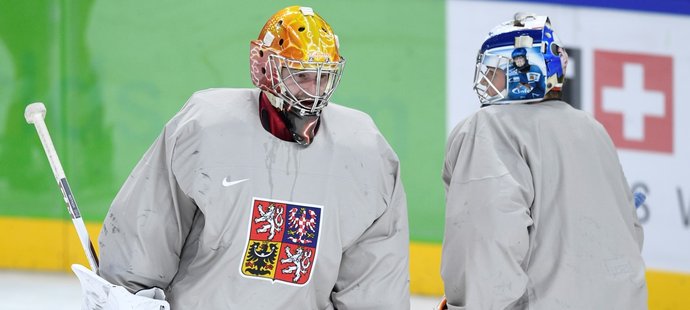 Brankáři David Rittich (vlevo) a Dominik Hrachovina na tréninku české hokejové reprezentace na mistrovství světa
