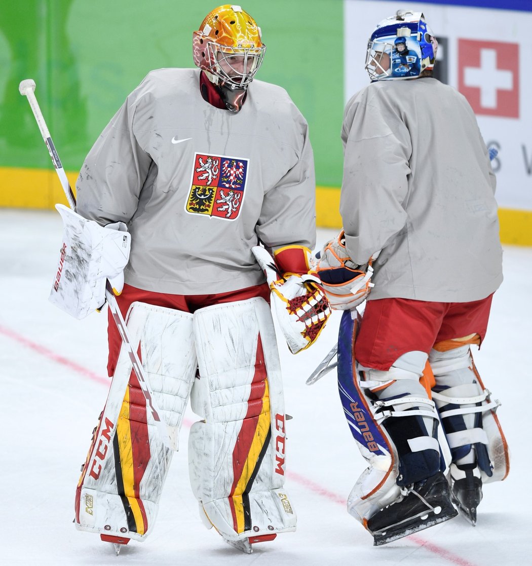 Brankáři David Rittich (vlevo) a Dominik Hrachovina na tréninku české hokejové reprezentace na mistrovství světa